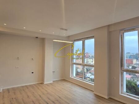 ZYRE ME QIRA 60 M2 KOMUNA E PARISIT 700 EURO