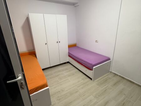 Garsoniere me qera laprake tek fusha e futbollit 28,000 leke