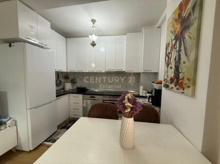 Appartamento comodo e funzionale in affitto, organizzato in: • 2 camere da letto • 1 soggiorno + cucina • 2 bagni • Posto auto  L'appartamento è arredato, illuminato naturalmente e adatto per famiglie o coppie. Zona tranquilla, con facile accesso a servizi e trasporti.  📍 L'appartamento è disponibile dal 1 marzo 📞 Per maggiori informazioni o visita, contattare in privato.