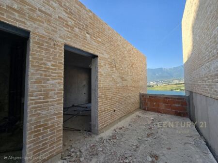 VILLA CON PISCINA IN VENDITA CON VISTA SUL LAGO