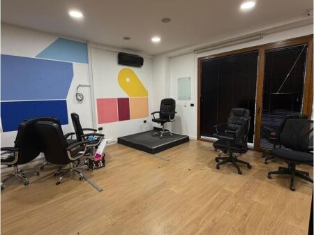 UFFICIO IN AFFITTO OPEN SPACE AL HILTON, VICINO A DELIJORGJI!