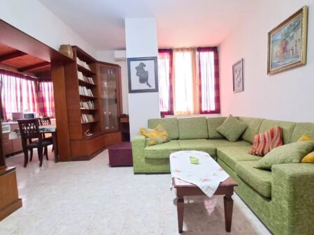 In Affitto: Ultra 2+1+cucina vicino a Rr. Kavajës - Centro 8° piano (ultimo) Con ascensore 49.500 lek (90 m2) (5min dal centro)