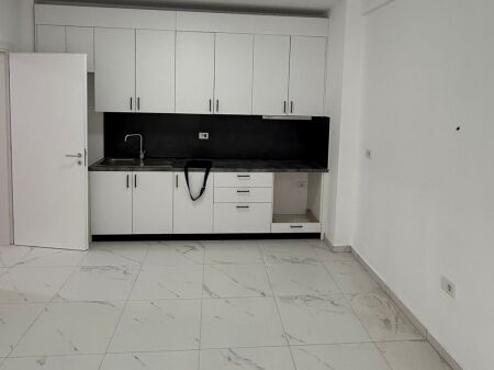 APARTAMENT ME QERA 2+1+2+BALLKON+PARKING