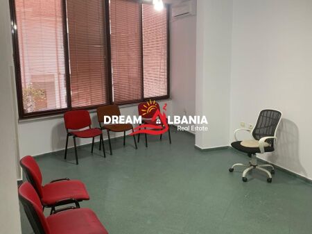 Zyre me qera ne Qender prane Parlamentit ne Tirane (ID 4261638)