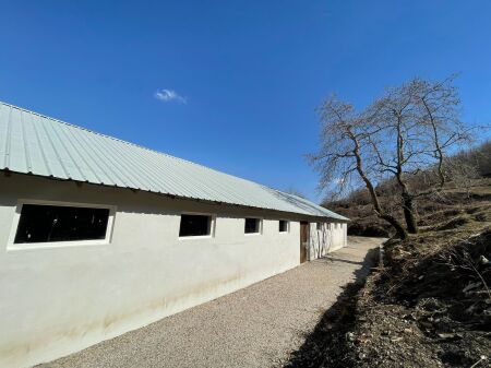 🏢Nella zona di Djatit, vicino alla Fabbrica dell'Acqua “Selita”, si affitta un magazzino, con una superficie costruita di 700m2, Vuoto.1,000Euro