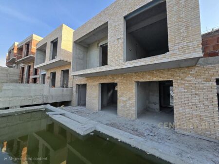 VENDIAMO VILLA CON PISCINA CON VISTA SUL LAGO! 450.000 € Superficie Totale 313m2