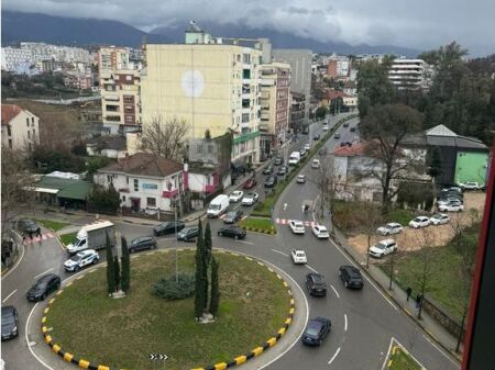 JAPIM ME QIRA APARTAMENT 4+1+2+ POST PARKIMI NË PARK GATE TIRANË, PRANË AIR ALBANIA