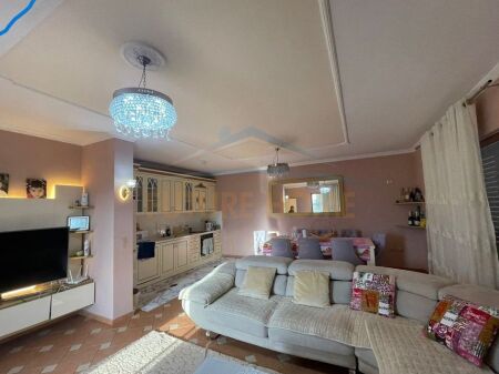 Shitet Vilë 3-kateshe, Sauk, Tiranë