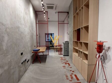 JEPET ZYRE 45 M2 ME QERA TE RRUGA BARRIKADAVE 450 EURO