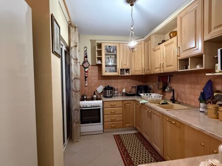 🏠Shitet Apartament 1+1+bllk 📍Rruga e Elbasanit, prane Ambasades Amerikane 🏢Kati i 6 banim 📐Sip. 70m2 Neto 💶 Çmimi : 215.000€  📄Dokumentacion i rregullt hipotekor 🏙️Pallat me ashensor ☀️Pamje e lire & me drite natyrale 🧭Orientim Lindje