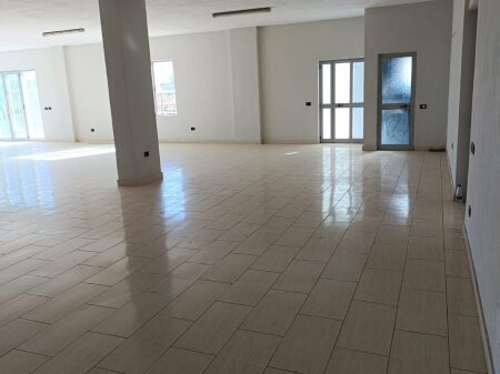 Jepet me qira ambient 230m2 Mezez afer Top Chanel 50.000 leke