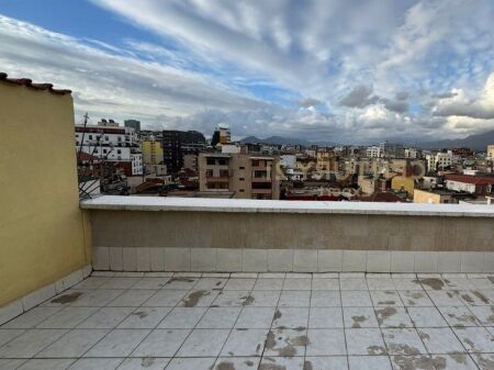 Jepet me qera 1+1 tek Ferit Xhajko