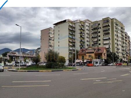 Qera, Ambient Biznesi, Komuna e Parisit, Tiranë.