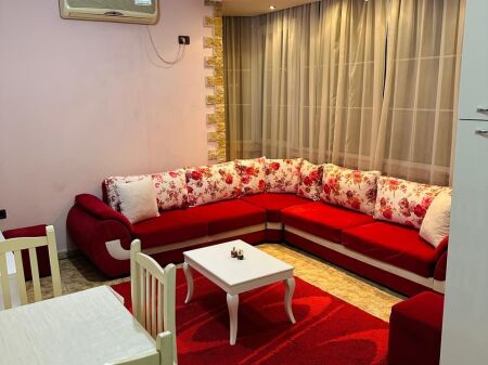 Affittasi 2+1 Via Kavaja (Ospedale Tedesco) - su strada principale, Posizione Tra Le Migliori A Tirana* - 5° piano senza ascensore