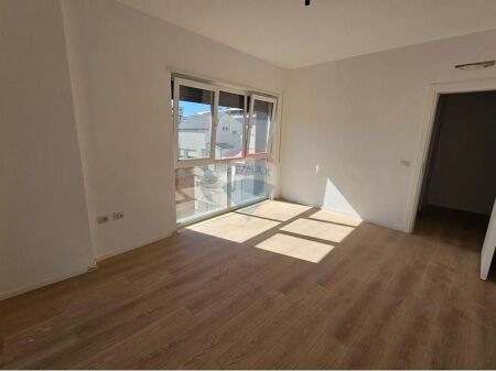 Ufficio in affitto al Pazari i Ri!