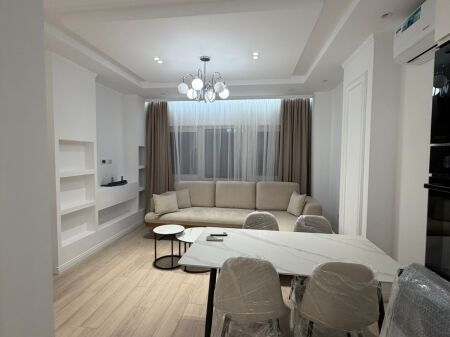 Dato 2+1, myslym shyri te him kolli, 900 euro con parcheggio