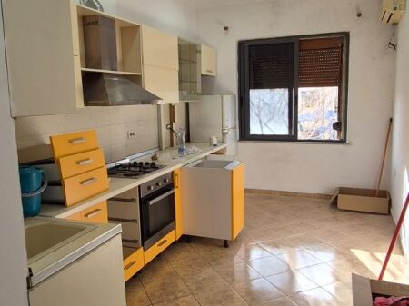 Super ap 2+1 in via Bardhyl ( existus ) vicino alla strada  