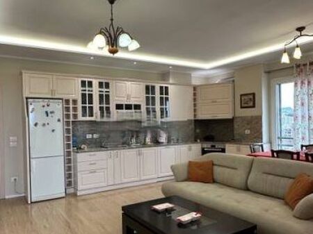 Affittasi 2+1+2 a Pazari i Ri, Tefta Tashko.