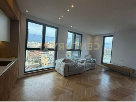 Jepet me qira SUPER PENTHOUSE me pishinë private