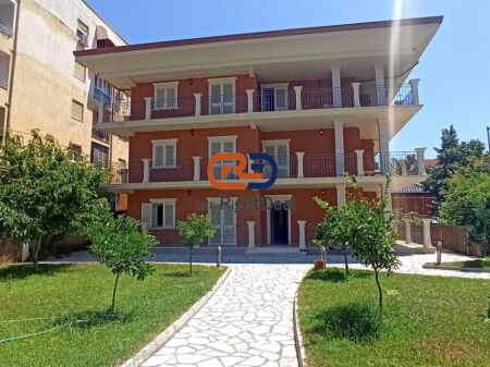 Tek Fakulteti Ekonomik, Jepet Me Qira Vile 4 Kateshe Me Shume Hapesire!