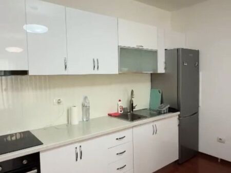 Ne zonen e 21 Dhjetorit,Kompleksi Magnet,jepet me qera apartament 1+1,i mobiluar. 600 Euro   