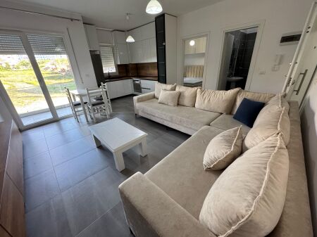 Jepet me qira apartament 1+1 – Ali Demi, Kompleksi Darling  • Vendndodhje: Ali Demi, Kompleksi Darling  • Tipologji: 1 dhomë gjumi + sallon  • Kati: 3 • Çmimi: 45.000 leke / muaj  Apartamenti ndodhet në një kompleks të qetë dhe familjar, me akses të lehtë në transport dhe shërbime të ndryshme.  Për më shumë informacion, kontakto