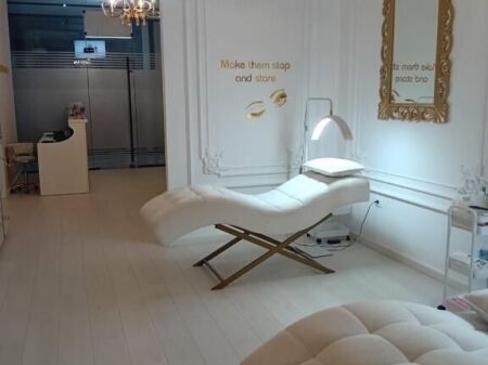 Ambient zyrash me qira tek Garden Building.