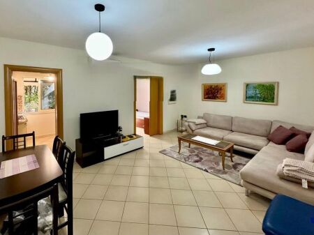 Jepet me qira apartament 2+1 tek Rruga e Durresit, prane Hotel Colosseo