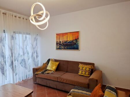 2+1,i mobiluar te rruga him kolli myslym shyri,cmimi 700 mije leke