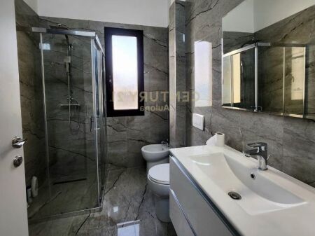 Shitet apartament 2+1 me pamje nga deti