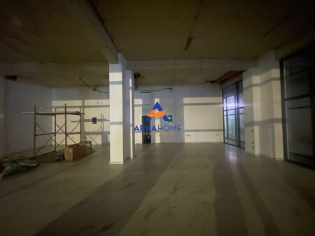 JEPET ME QERA AMBIENT BIZNESI TE ISH PARKU PRANE REPORT TV 130M2 150000 LEKË