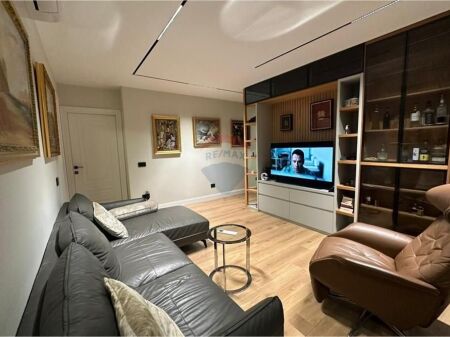 Jepet me qira apartament 2+1+2 te Shallvaret, pallat shume i mirembajtur me dy ashensore.