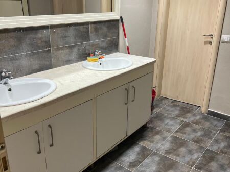 LOCALE COMMERCIALE IN VENDITA VICINO ALLA SCUOLA MIGJENI, DURRES