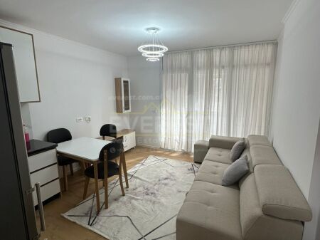 Afer Zogut Zi jepet me qera Apartament 2+1 i mobiluar. Cmimi 650 Euro
