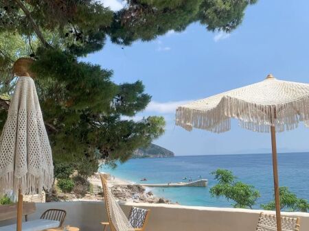 Shitet ambient biznesi buze rruge ne Dhermi 500 m larg detit