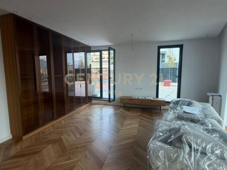 Jepet me qira SUPER PENTHOUSE me pishinë private!
