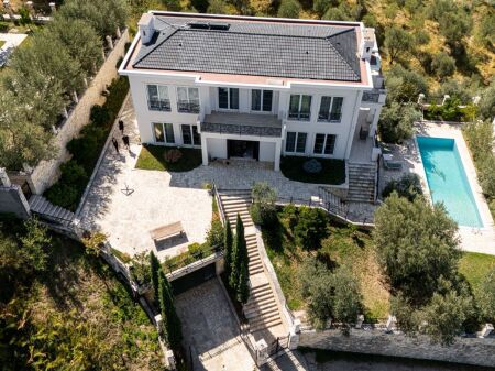 Jepet me qira vile 3 kateshe me pishine!