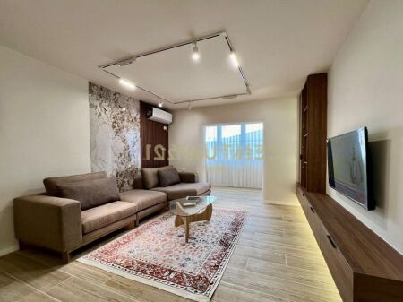 AFFITTO, APPARTAMENTO MODERNO 2+1 con CORTILE e 2 POSTI AUTO