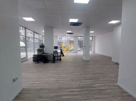 AFFITTASI NEGOZIO 172 M2 VICINO ALLA STAZIONE FERROVIARIA 2.600 EURO