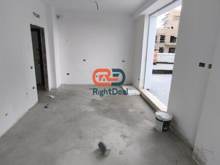 Tek Bulevardi I Ri ,Shitet Apartament 1+1 Me Verande Ne Faze Perfundimtare !!