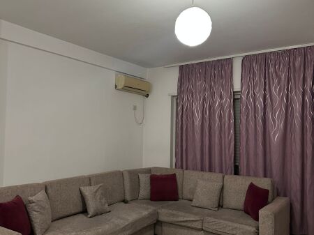 🏢Rruga 5 Maji,perballe Shkolles” Tirana Jone “ jepet me qera apartament 1+1 ,pjeserisht i mobiluar 43,000Leke