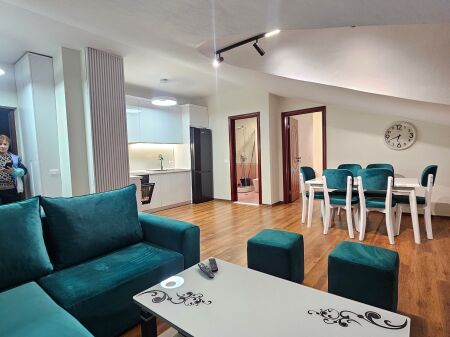 Hera e parë që jepet m e Qera Apt 1+1 (+ Bllkn) 100% i Ri 5 min larg Tegut ,me pamje pamje fantastike nga liqeni Farkës .📍 ( Rezidenca Doros)* Pallat i Ri | *50,000 leke / Muaj* 🔥 Çdo gje e re