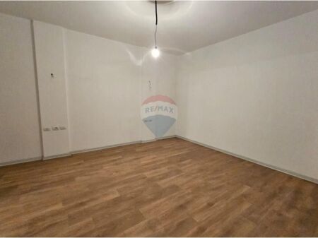 Zyre per qira tek Rruga e Kavajes!