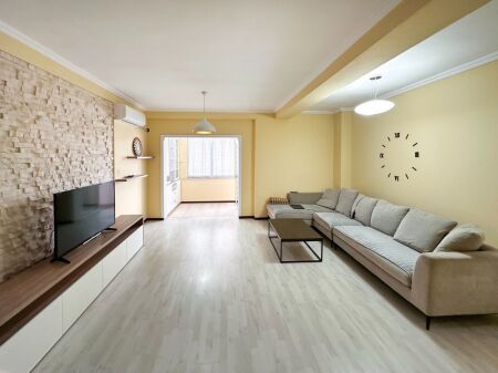 Shitet Apartament te Komuna e Parisit Tiranë
