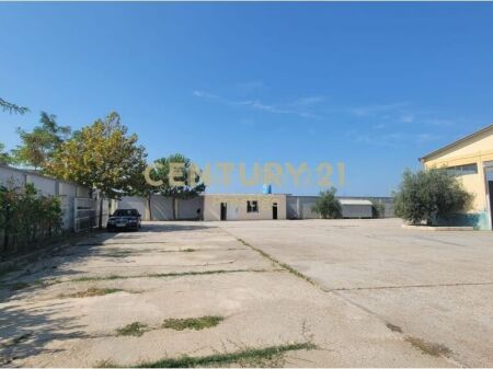 OKAZION!!!! GODINE KOMERCIALE DHE TOKE NE SHITJE, E VENDOSUR NE VLORE!