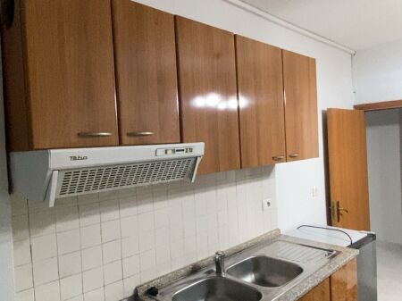 Jepet Apartament 1+1 me Qera në Rrugen Vaso Pasha afer Gardes, Liqenit dhe Bllokut,