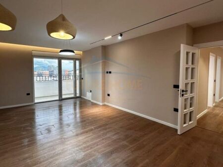 Shitet, Apartament 2+1+2, Komuna e Parisit, Tirane