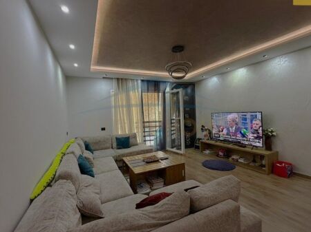 Shitet, Apartament 2+1, Komuna e Parisit