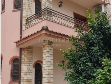 Shesim vilë 3 katëshe me oborr pranë Hipotekës