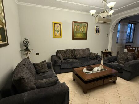 Eskluzive, Kati i 2-të i një vile me qira – mbrapa Spitalit Ushtarak